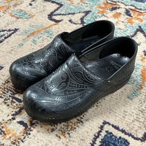 Women’s Dansko Stamped Leather Clog Sz 39